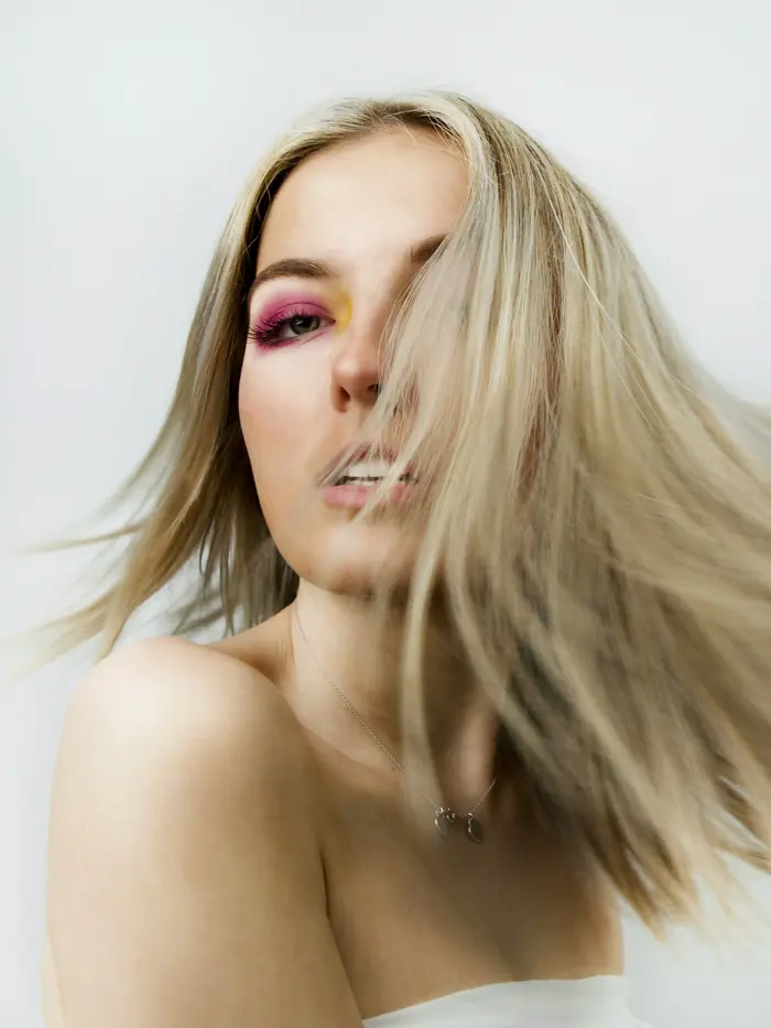 Lyst hår med pink makeup
