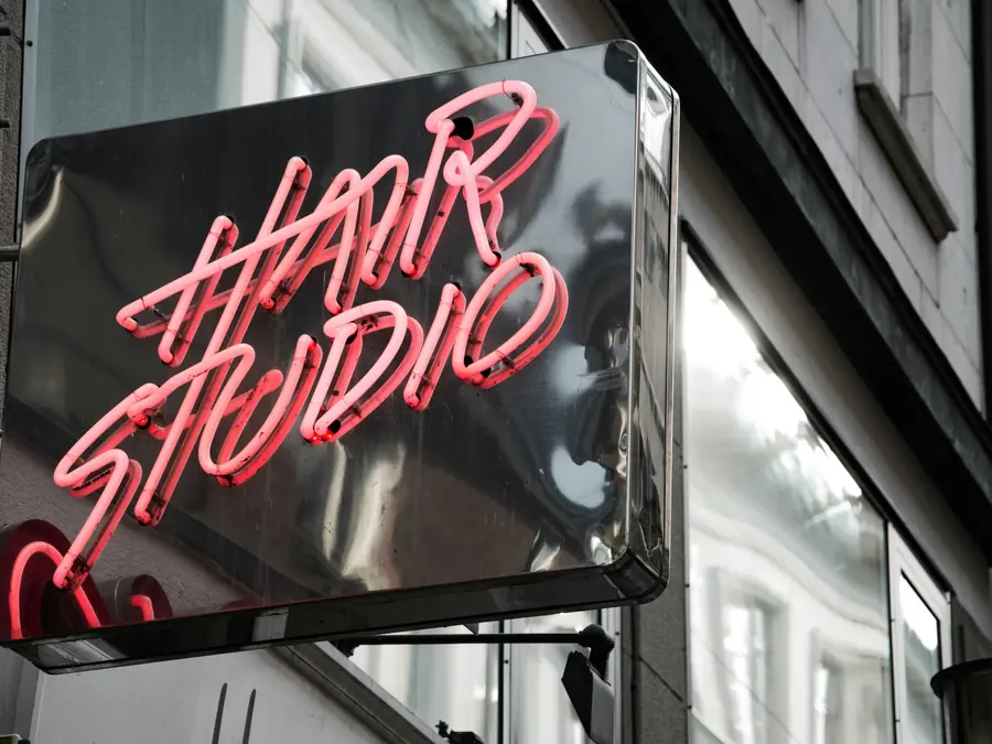 Neonskilt med Hair Studio